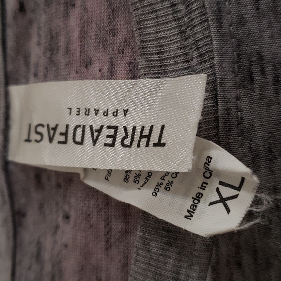 Man ThreadFast Xl TEE Shirt Who has 2 Thumbs & a Birthday Today? This Guy - Picture 3 of 3